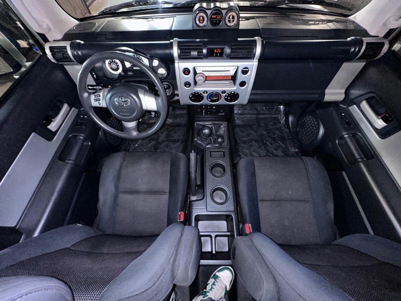 Toyota FJ Cruiser Vehicle Full-screen Gallery Image 21