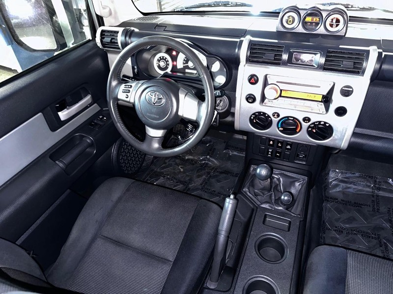 Toyota FJ Cruiser Vehicle Full-screen Gallery Image 22