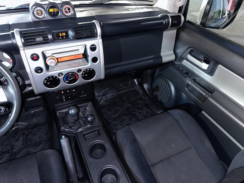 Toyota FJ Cruiser Vehicle Full-screen Gallery Image 23