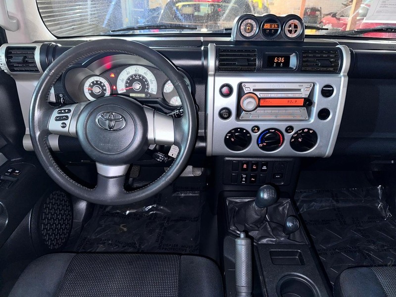 Toyota FJ Cruiser Vehicle Full-screen Gallery Image 24