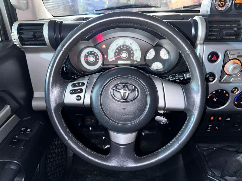 Toyota FJ Cruiser Vehicle Full-screen Gallery Image 25