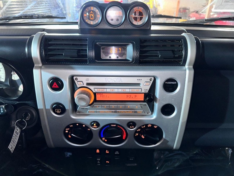 Toyota FJ Cruiser Vehicle Full-screen Gallery Image 26