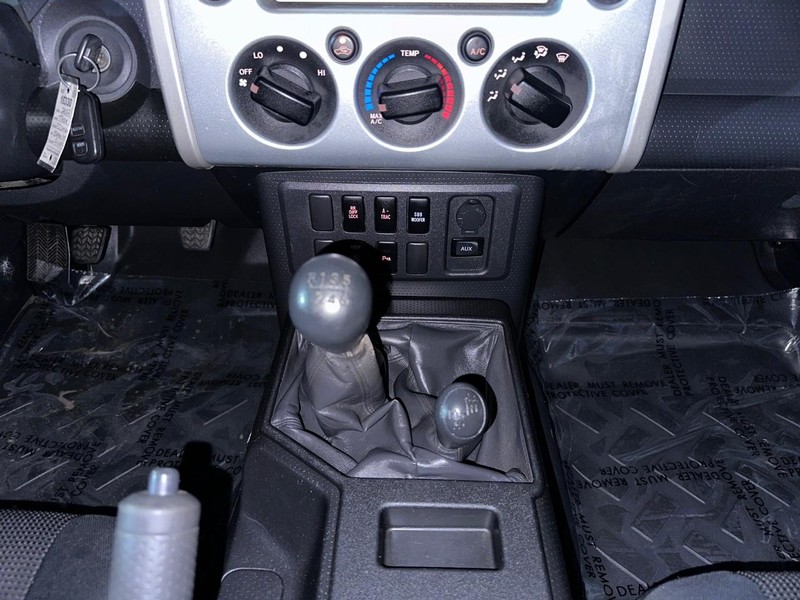 Toyota FJ Cruiser Vehicle Full-screen Gallery Image 27