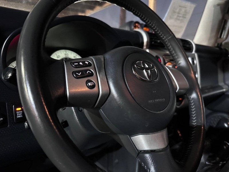 Toyota FJ Cruiser Vehicle Full-screen Gallery Image 30