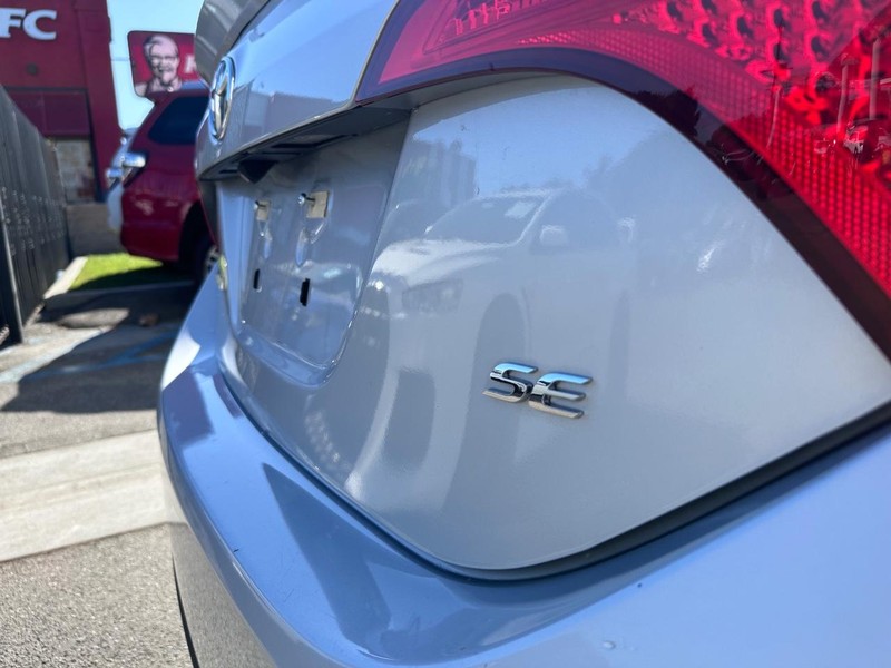 Toyota Corolla Vehicle Full-screen Gallery Image 10