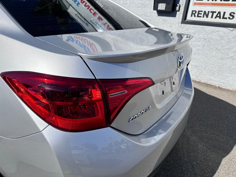 Toyota Corolla Vehicle Full-screen Gallery Image 11