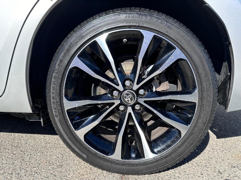 Toyota Corolla Vehicle Full-screen Gallery Image 12