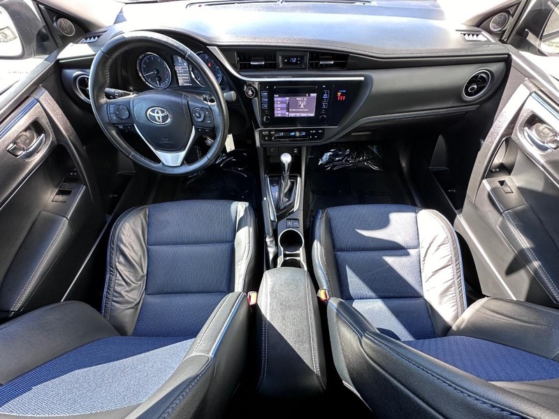 Toyota Corolla Vehicle Full-screen Gallery Image 15
