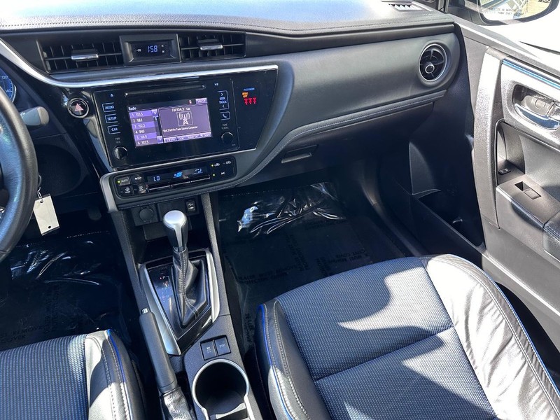 Toyota Corolla Vehicle Full-screen Gallery Image 17