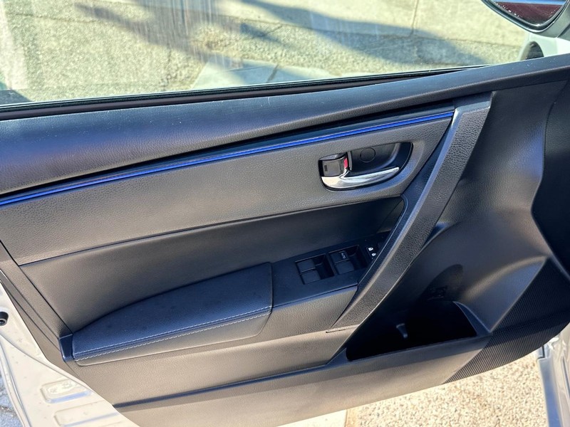 Toyota Corolla Vehicle Full-screen Gallery Image 22