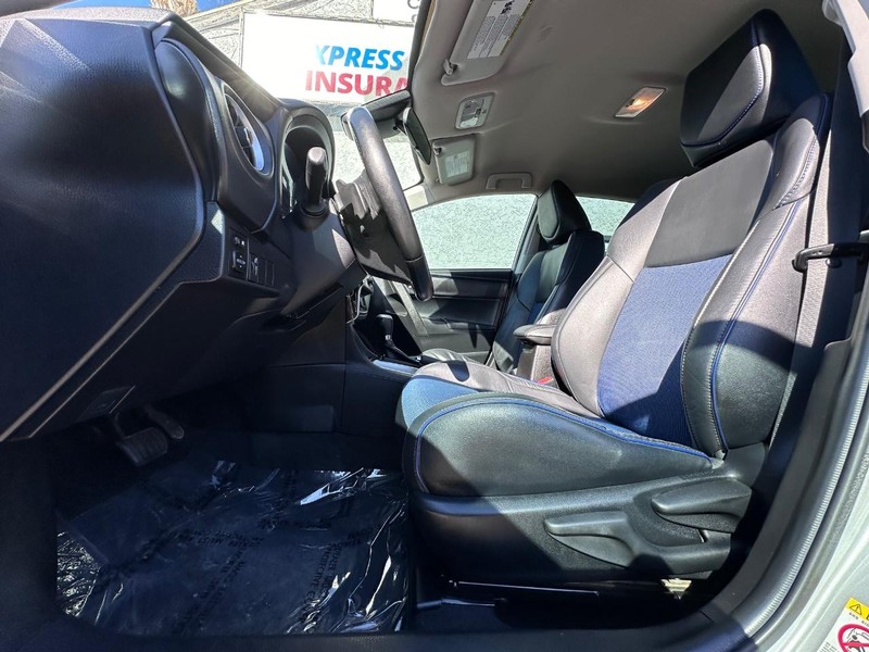 Toyota Corolla Vehicle Full-screen Gallery Image 23