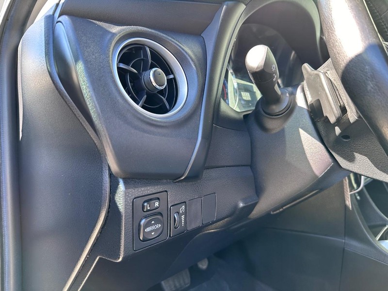 Toyota Corolla Vehicle Full-screen Gallery Image 24