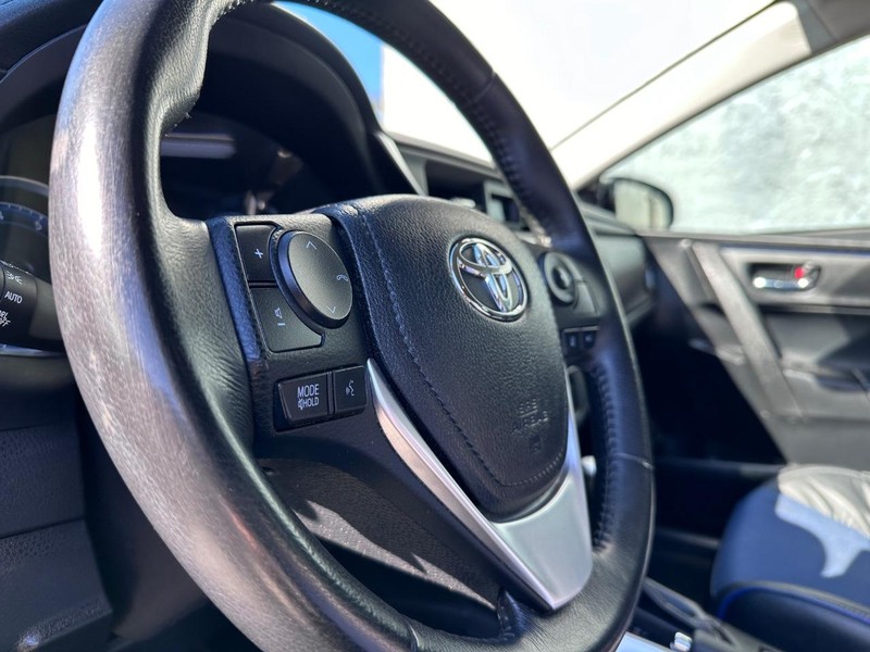 Toyota Corolla Vehicle Full-screen Gallery Image 25