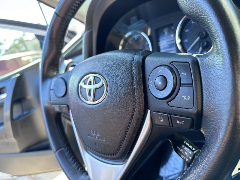 Toyota Corolla Vehicle Full-screen Gallery Image 26