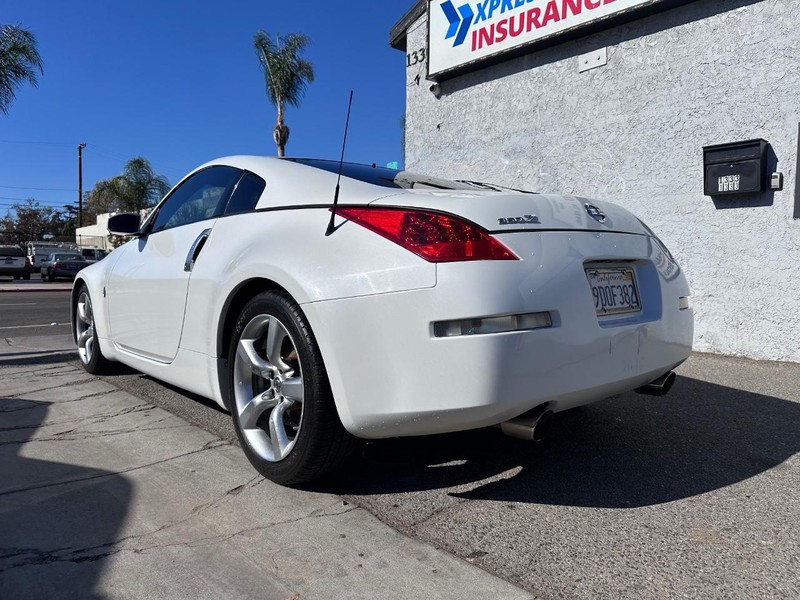 Nissan 350Z Vehicle Full-screen Gallery Image 03