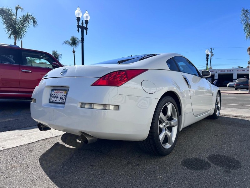 Nissan 350Z Vehicle Full-screen Gallery Image 05