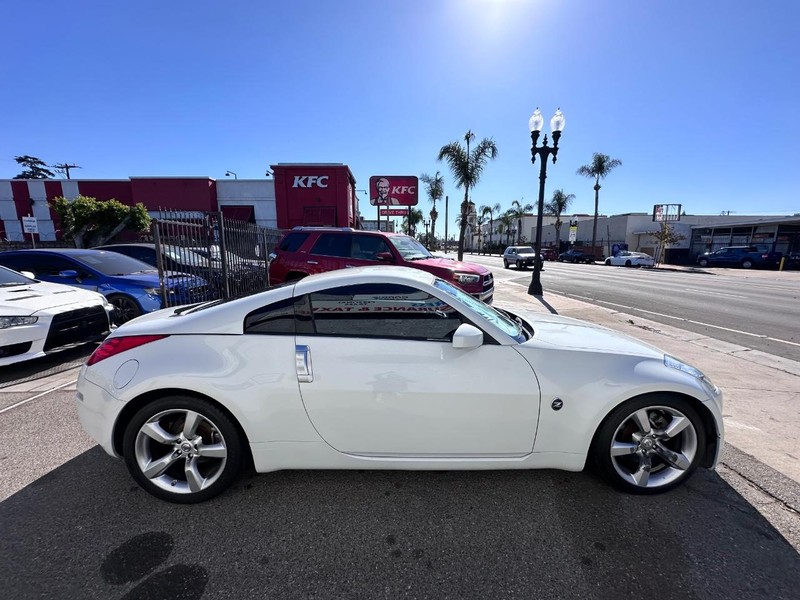 Nissan 350Z Vehicle Full-screen Gallery Image 06