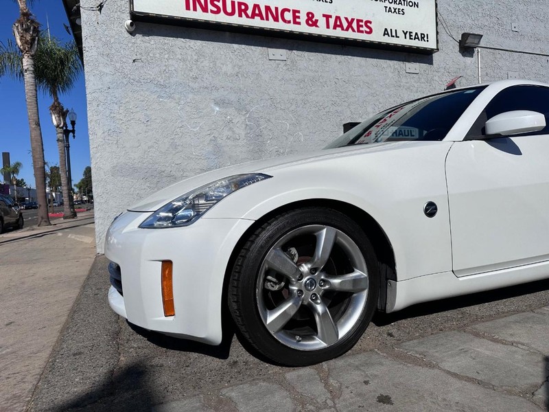 Nissan 350Z Vehicle Full-screen Gallery Image 09