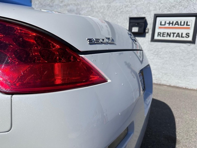 Nissan 350Z Vehicle Full-screen Gallery Image 12