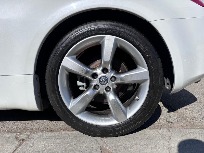 Nissan 350Z Vehicle Full-screen Gallery Image 13