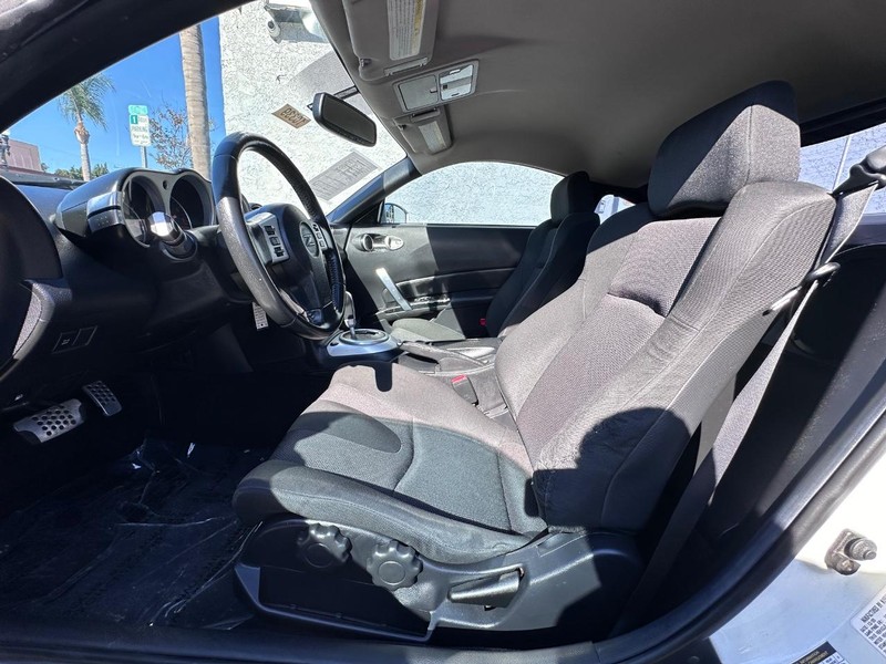 Nissan 350Z Vehicle Full-screen Gallery Image 14