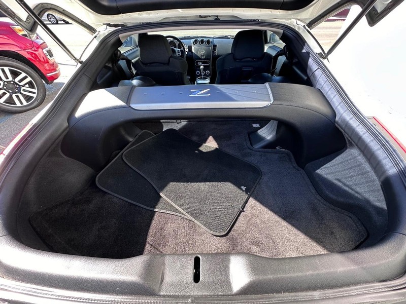 Nissan 350Z Vehicle Full-screen Gallery Image 15