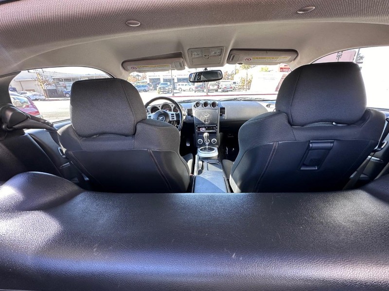 Nissan 350Z Vehicle Full-screen Gallery Image 16