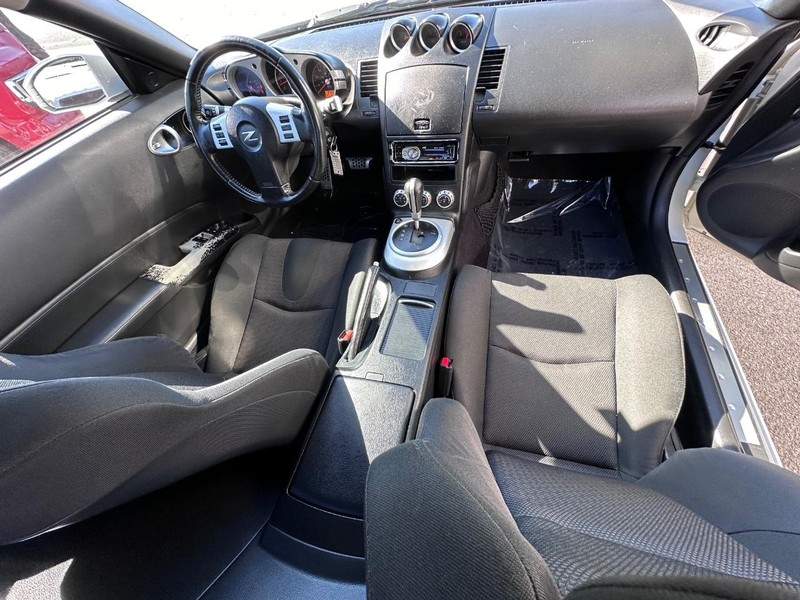 Nissan 350Z Vehicle Full-screen Gallery Image 17