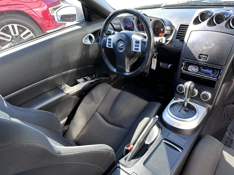 Nissan 350Z Vehicle Full-screen Gallery Image 18