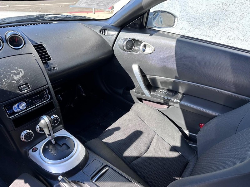 Nissan 350Z Vehicle Full-screen Gallery Image 19