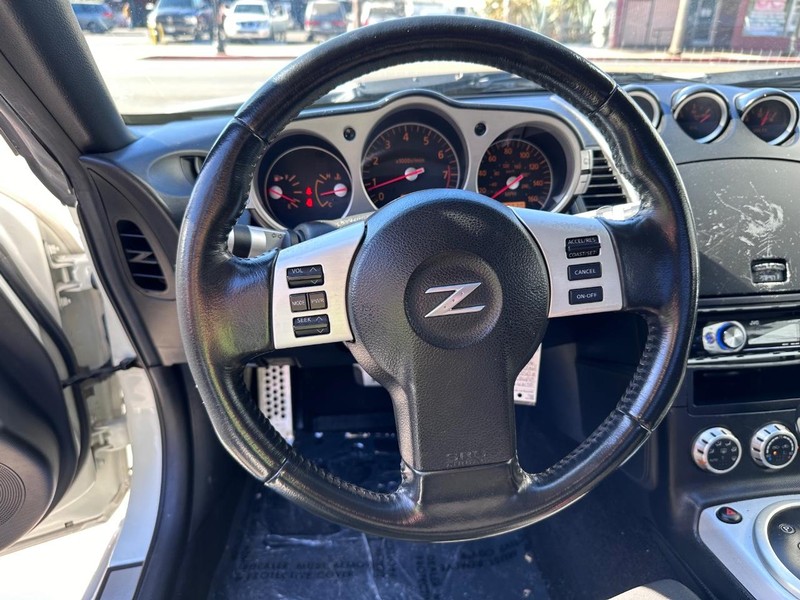 Nissan 350Z Vehicle Full-screen Gallery Image 21