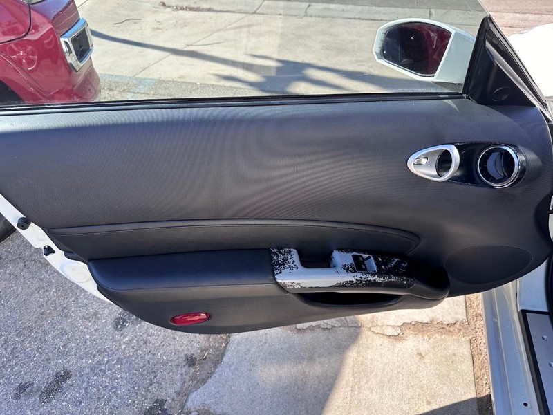 Nissan 350Z Vehicle Full-screen Gallery Image 23