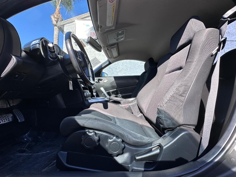 Nissan 350Z Vehicle Full-screen Gallery Image 24