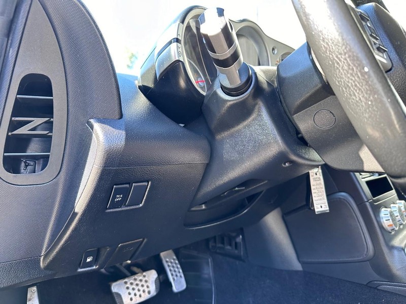 Nissan 350Z Vehicle Full-screen Gallery Image 25