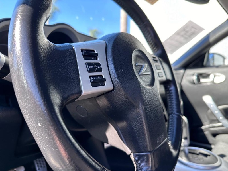 Nissan 350Z Vehicle Full-screen Gallery Image 26