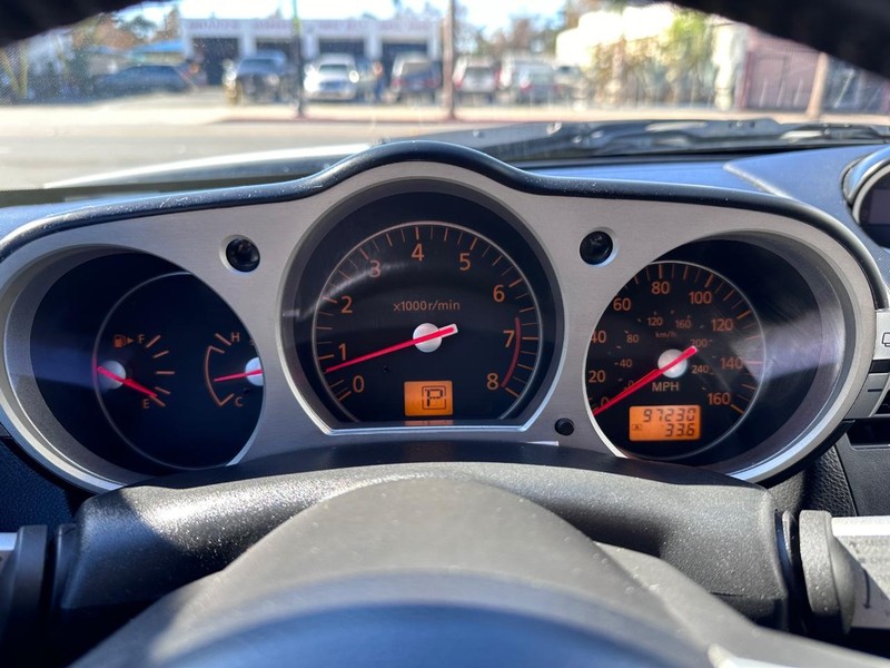 Nissan 350Z Vehicle Full-screen Gallery Image 28