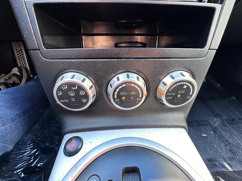 Nissan 350Z Vehicle Full-screen Gallery Image 30