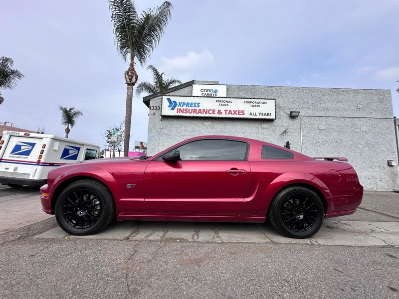 Ford Mustang Vehicle Full-screen Gallery Image 02