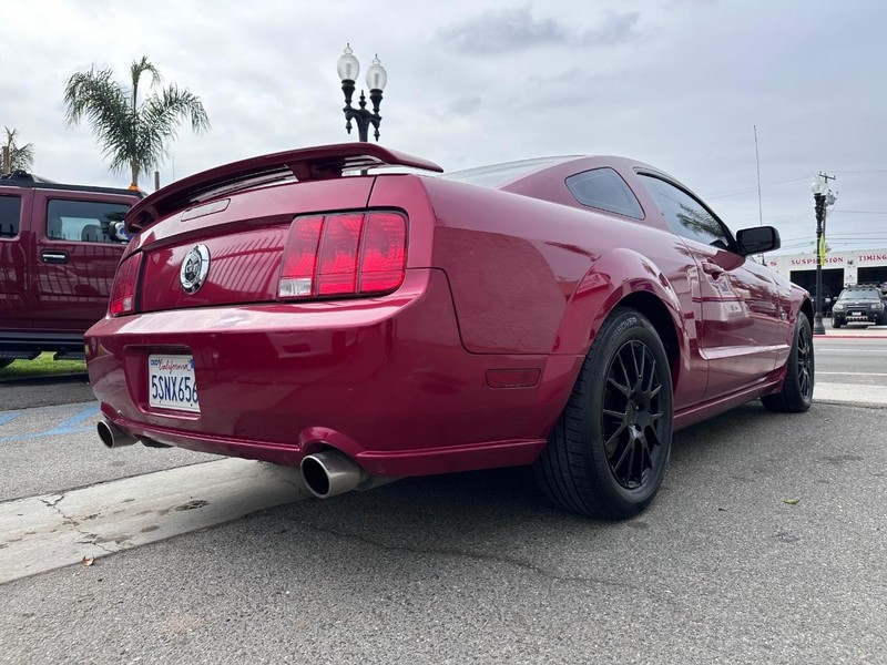 Ford Mustang Vehicle Full-screen Gallery Image 04