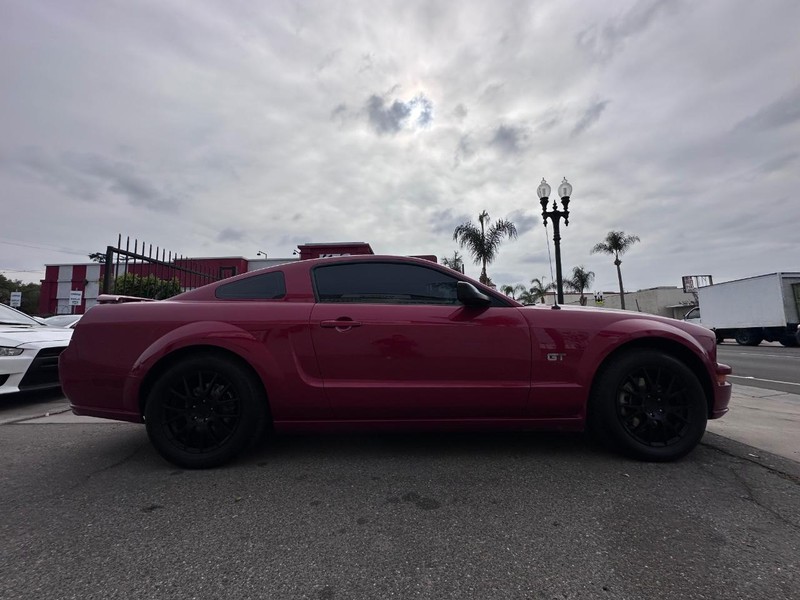 Ford Mustang Vehicle Full-screen Gallery Image 05