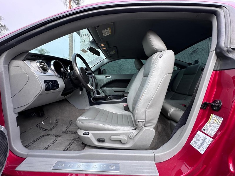 Ford Mustang Vehicle Full-screen Gallery Image 13