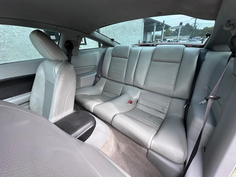 Ford Mustang Vehicle Full-screen Gallery Image 14