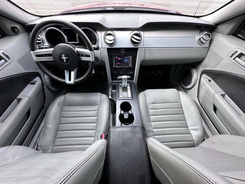 Ford Mustang Vehicle Full-screen Gallery Image 15