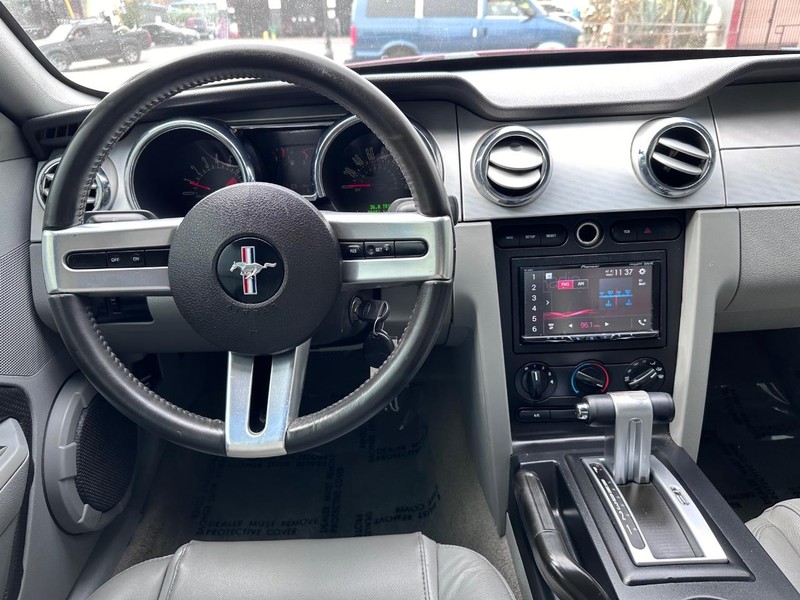 Ford Mustang Vehicle Full-screen Gallery Image 18