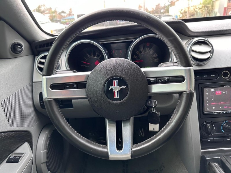 Ford Mustang Vehicle Full-screen Gallery Image 19