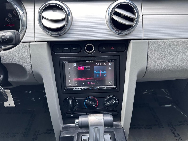 Ford Mustang Vehicle Full-screen Gallery Image 20