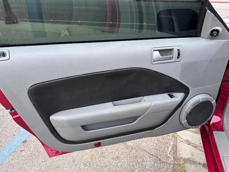 Ford Mustang Vehicle Full-screen Gallery Image 22