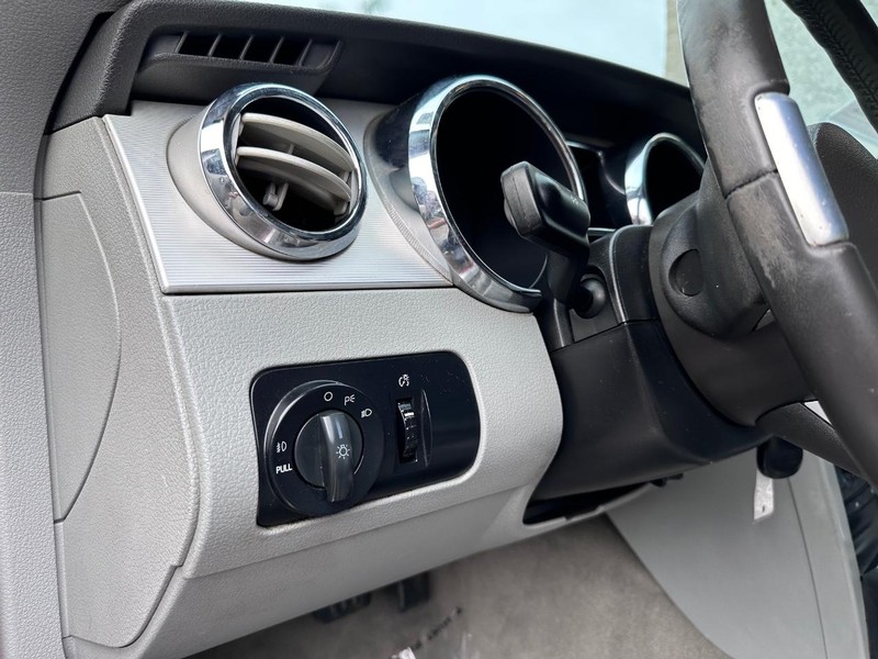 Ford Mustang Vehicle Full-screen Gallery Image 24