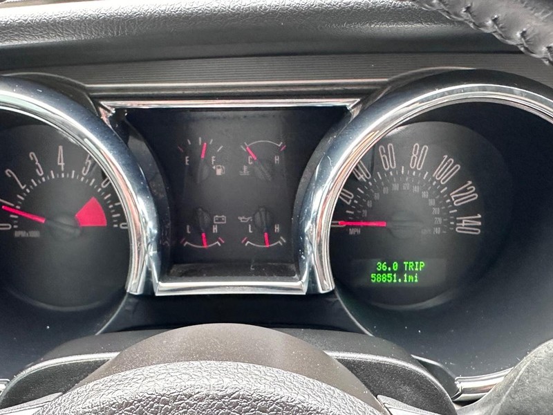 Ford Mustang Vehicle Full-screen Gallery Image 26