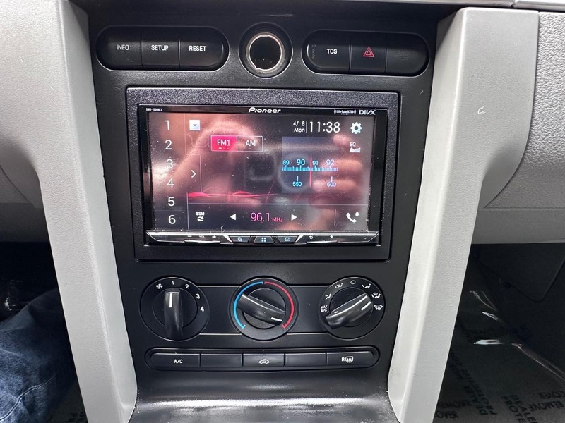 Ford Mustang Vehicle Full-screen Gallery Image 27